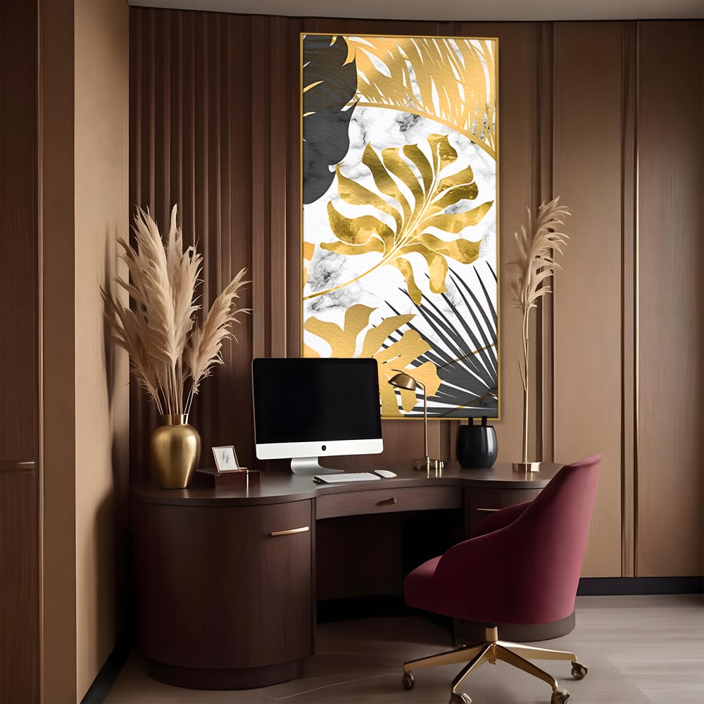 Tablou canvas cu tablou canvas cu frunze tropicale, in rama de aluminiu auriu, pe perete intr-un birou